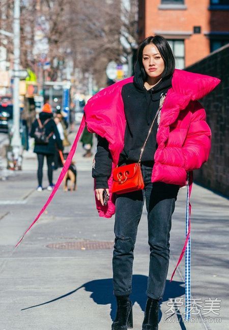 街拍示范：潮人最爱高饱和色羽绒服